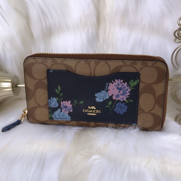 Coach Handbags - 💃COACH ACCORDION ZIP WALLET